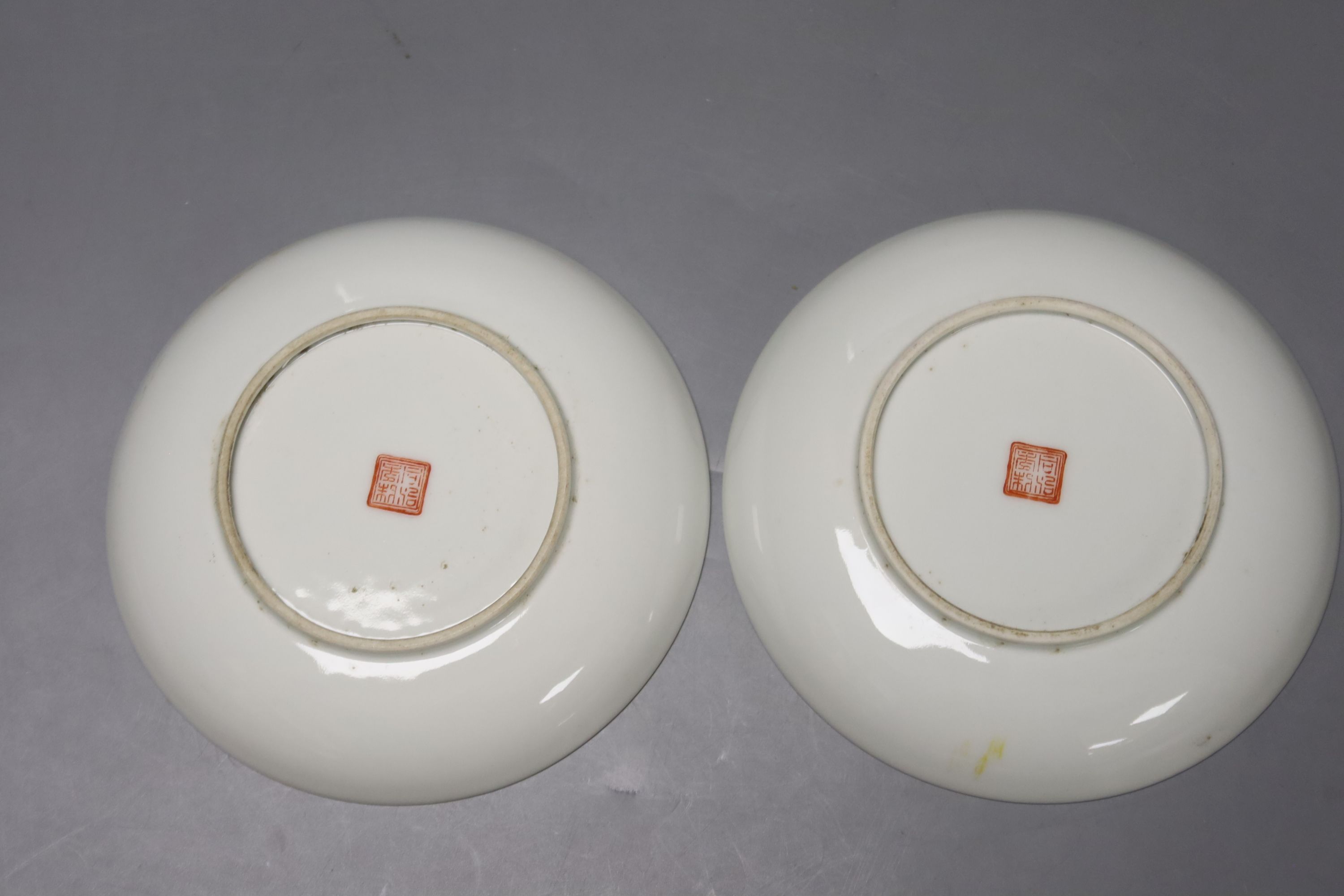 A pair of Chinese enamelled porcelain saucer dishes, 14cm diameter